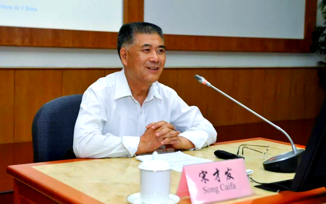 四十载深耕法学路  一片赤诚报家国——记中央民族大学民族法学开拓者宋才发教授    吕广生